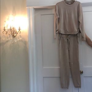 Beige lightweight sweats outfit